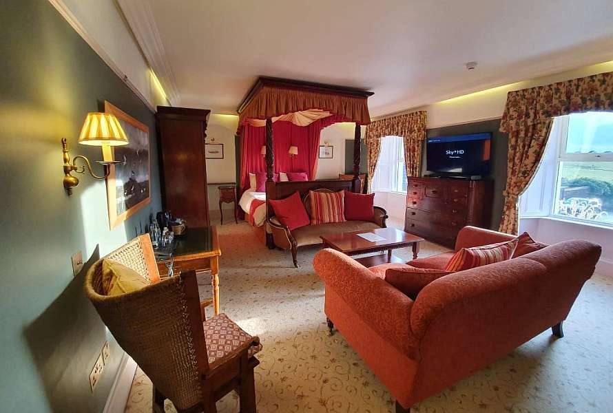 Spacious room with king size bed, sofa and table