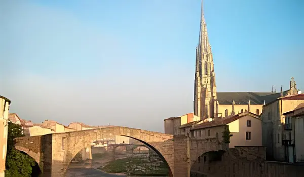Stone bridge leading to the centre of the town of Albi.